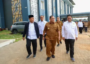 Kepala Kantor Wilayah (Kanwil) Kementerian Agama (Kemenag) Provinsi Banten, Nanang Fatchurrochman, mendampingi Pj Gubernur Banten A Damenta, meninjau progress pembangunan asrama haji, Selasa (4/2/2025). (LUTHFI/SATELITNEWS)