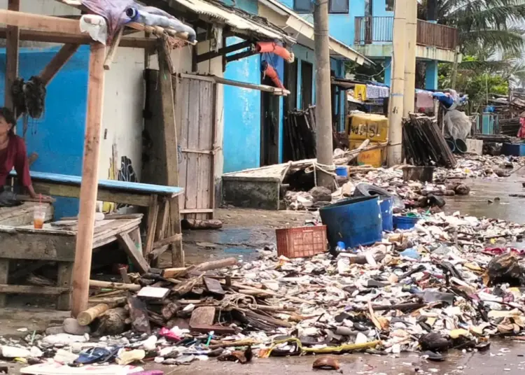 Sampah menumpuk di kawasan Teluk, Kecamatan Labuan, Kabupaten Pandeglang, sehingga menyebabkan kawasan tersebut kumuh dan bau. (DOKUMEN/SATELITNEWS.COM)