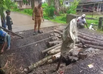 Camat Sindangresmi Muklis Arifin (tengah) meninjau jembatan Cikupaeun yang amblas. (ISTIMEWA)