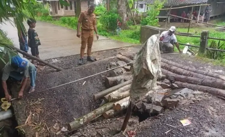 Camat Sindangresmi Muklis Arifin (tengah) meninjau jembatan Cikupaeun yang amblas. (ISTIMEWA)