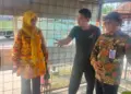 Wakil Ketua Dewan Perwakilan Rakyat Daerah (DPRD) Kabupaten Serang, Abdul Gofur, didampingi pegawai Dinas Koperasi, UMKM, Perindustrian dan Perdagangan (Diskoumperindag) Kabupaten Serang, melakukan inspeksi mendadak (Sidak) ketersediaan LPG 3 Kilogram di pangkalan, yang ada di wilayah Serang Utara dan Serang Timur, Kamis (6/2/2025). (SIDIK/SATELITNEWS.COM)