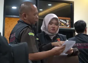 Tim penyidik bidang tindak pidana khusus Kejaksaan Negeri Kabupaten Tangerang memeriksa berkas saat melakukan penggeledahan di kantor DPMPD Kabupaten Tangerang. (ISTIMEWA)