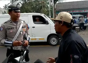 Petugas Satlantas Polres Pandeglang, memberikan arahan kepada pengendara, saat Operasi Keselamatan Maung 2025, Senin (10/2025). (ADIB FAHRIE/SATELITNEWS.COM)