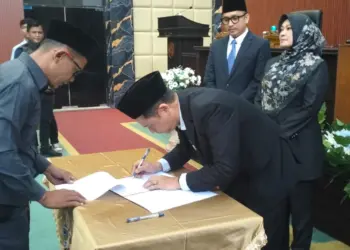 Ketua DPRD Pandeglang Tb Agus Khatibul Umam menandatangani berita acara rapat paripurna usulan pemberhentian Bupati dan Wakil Bupati Pandeglang. (ADIB FAHRIE/SATELITNEWS.COM)