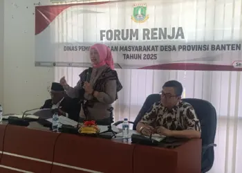 Plt Kepala Dinas Pemberdayaan Masyarakat dan Desa (DPMD) Provinsi Banten, Siti Ma'ani Nina, saat memberikan arahan pada Forum Renja DPMD, Kamis (13/2). (ISTIMEWA)