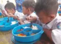 Sejumlah anak SD di Kecamatan Labuan, Kabupaten Pandeglang, menyantap makanan pada program MBG, Senin (17/2/2025). (ISTIMEWA)