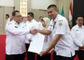 Pj Gubernur Banten A Damenta, memberikan SK Rotasi kepada seorang pejabat Pemprov Banten. (LUTHFI/SATELITNEWS.COM)