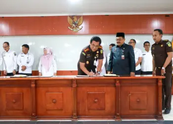 Kejaksaan Negeri (Kejari) Serang dan Pemerintah Kabupaten (Pemkab) Serang, melakukan Penandatanganan Perjanjian Kerja Sama (PKS) tentang penanganan Perkara Berdasarkan Keadilan Restorative, di Aula Tb. Suwandi, Rabu (19/2/2025). (SIDIK/SATELITNEWS.COM)