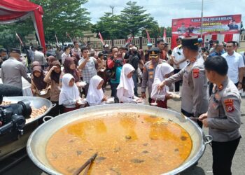 Kepolisian Resor (Polres) Serang, menggelar acara masak dan makan besar soto tangkar, bersama juru masak yang juga konten kreator Bobon Santoso, di halaman Mapolres Serang, Jumat (21/2/2025). (SIDIK/SATELITNEWS.COM)