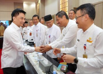 Di hari pertama bertugas, Wakil Gubernur Banten Dimyati Natakusumah, langsung mengumpulkan seluruh jajaran eselon II di lingkungan Pemprov Banten, di Aula Pendopo Gubernur Banten, KP3B, Kota Serang, Jumat (21/2/2025). (LUTHFI/SATELITNEWS.COM)