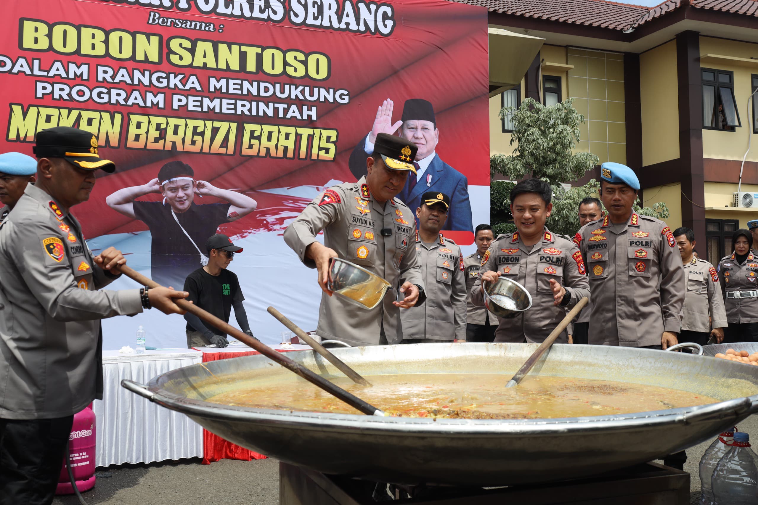 Polda Banten dan YouTuber Bobon Santoso Kolaborasi Dukung Program MBG, Gelar Kegiatan Masak Besar