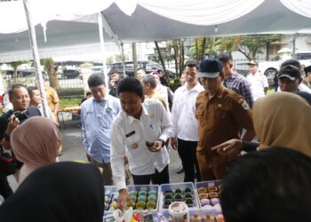 Wabup Pandeglang Iing Andri Supriadi, meninjau stand pedagang takjil ramadhan, di acara Bazar Kadaharan Buka Puasa, Selasa (25/2/2025). (ISTIMEWA)