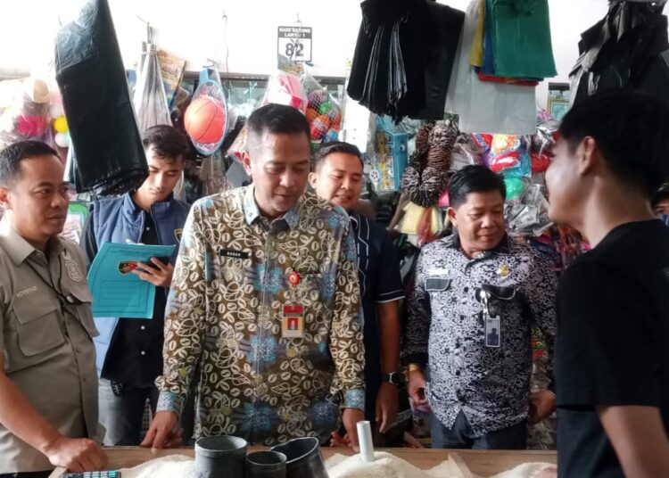 Satgas Pangan Polda Banten, Pemerintah Provinsi Banten, dan Dinas Koperasi UMKM Perindustrian dan Perdagangan (Diskoumperindag) Kabupaten Serang, melakukan Inspeksi Mendadak (Sidak) ke Pasar Baros, Kamis (27/2/2025). (SIDIK/SATELITNEWS.COM)