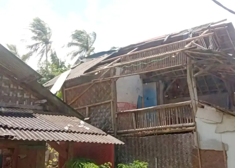 Atap rumah warga Kampung Babakan Nangka, Desa Angsana, Kecamatan Angsana rusak akibat tertiup angin kencang. (ISTIMEWA)