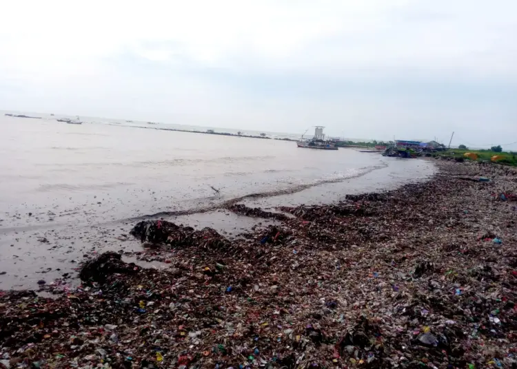 Pesisir Teluk, Kecamatan Labuan, Kabupaten Pandeglang, kembali kumuh dan dipenuhi sampah. (DOKUMEN/SATELITNEWS.COM)