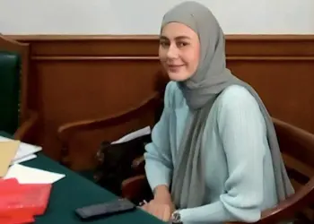 Senyum Paula Verhoeven Hadiri Sidang Cerai