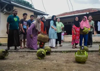 Protes Kelangkaan, Emak-emak di Kota Tangerang Lempar Tabung Gas Melon