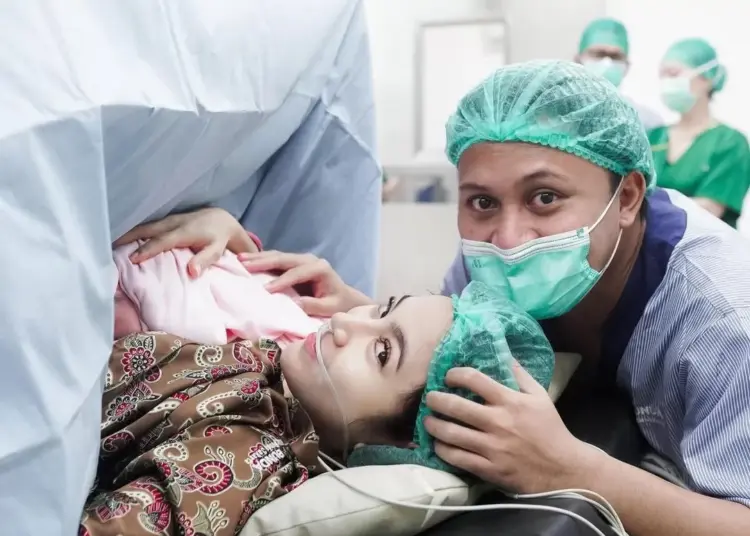 Momen Haru Ketika Rizky Febian Menangis saat Anak Pertamanya Lahir Caesar