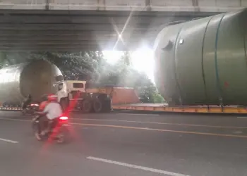 Truk Dolly Berukuran Besar Terparkir Berhari-hari di Jalan Daan Mogot Tanah Tinggi