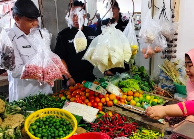 Dinas Koperasi UMKM Perindustrian dan Perdagangan (Diskoumperindag) Kabupaten Serang, secara rutin terus melakukan pemantauan harga bahan pokok di pasar tradisional. Berdasarkan hasil pantauan yang dilakukan di Pasar Petir, Senin (3/3), harga cabai rawit merah tembus hingga Rp110 ribu per kilogram. (ISTIMEWA)